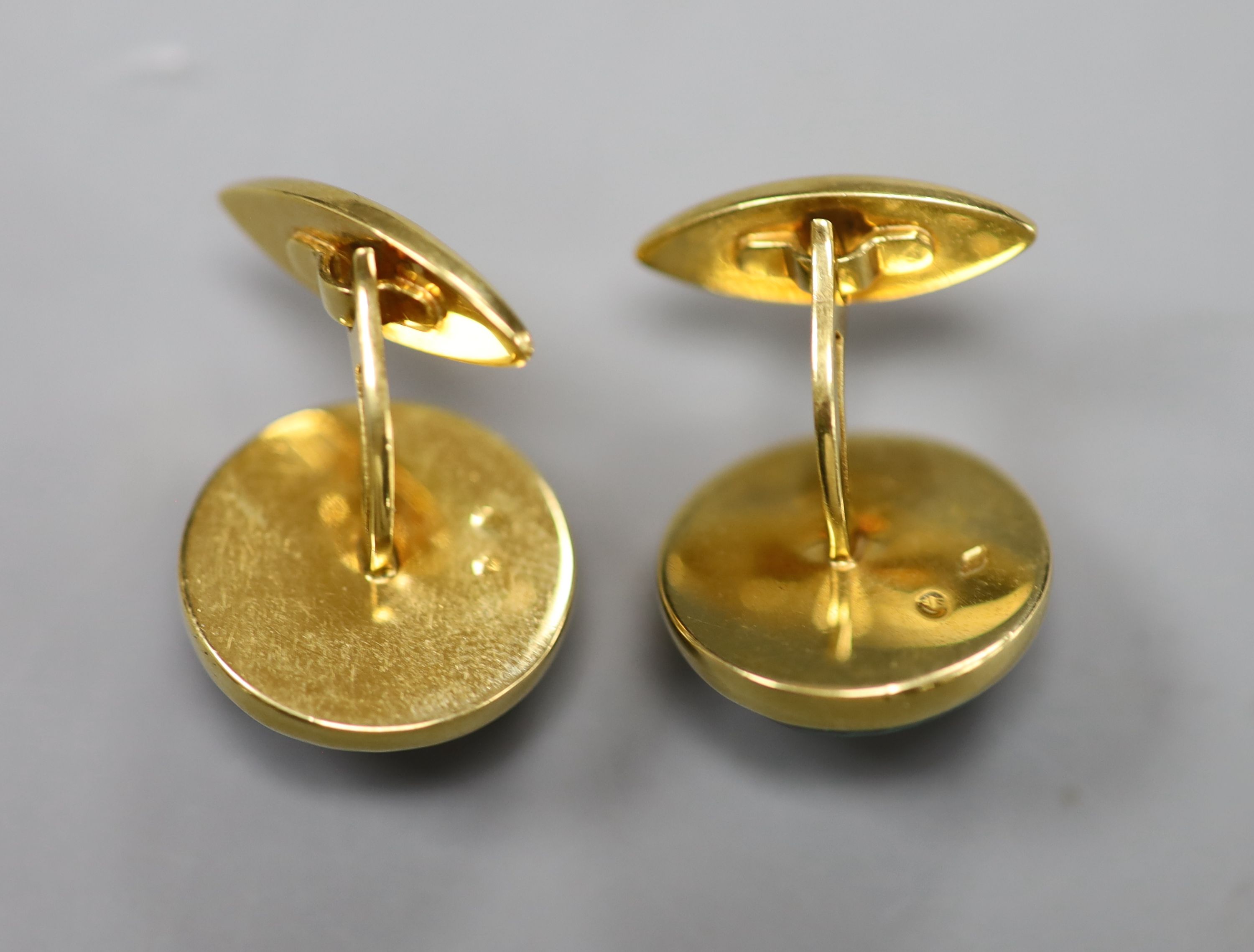 A pair of continental yellow metal and malachite set circular cufflinks, 16mm, gross 13.5 grams.